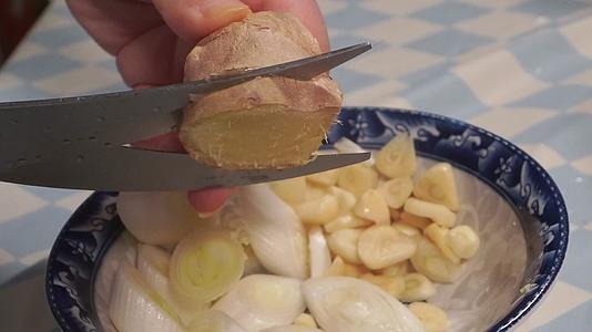 厨房剪刀处理葱姜蒜视频的预览图