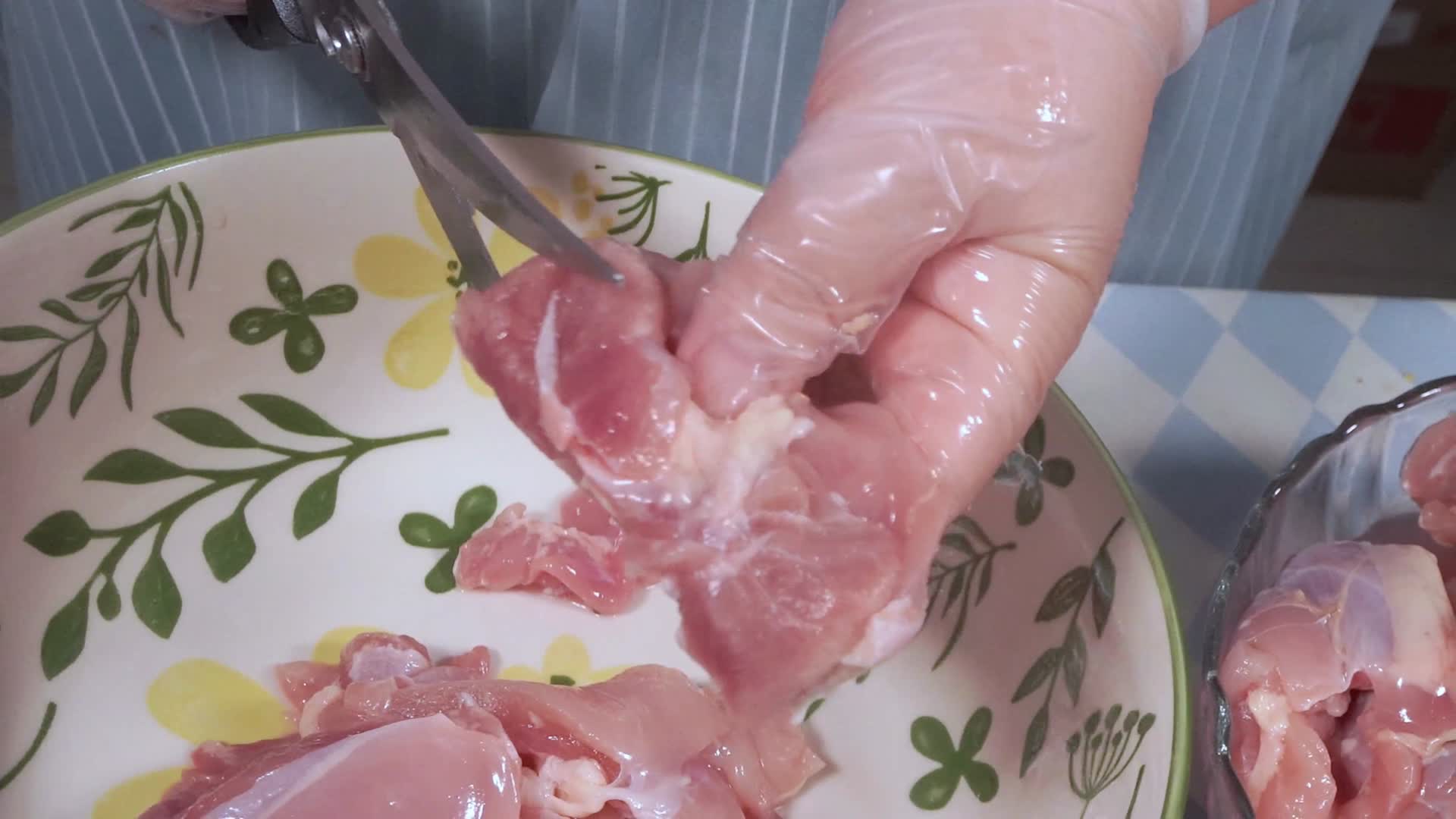 厨房剪刀处理鸡腿肉视频的预览图