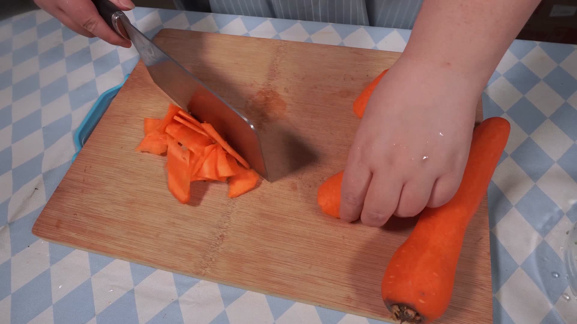 厨师切胡萝卜片视频的预览图