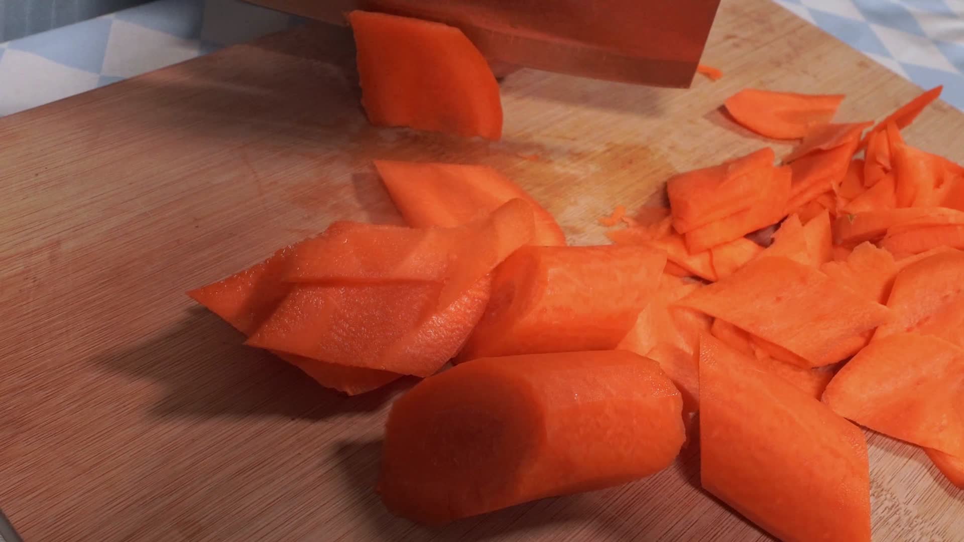 厨师切胡萝卜片视频的预览图