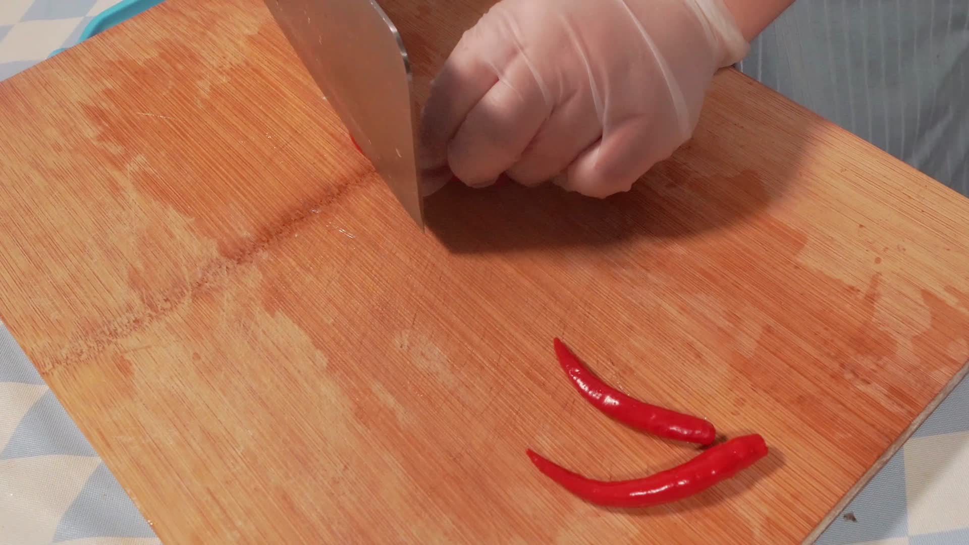 厨师切青红辣椒视频的预览图
