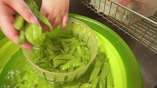 处理食材洗荷兰豆视频的预览图
