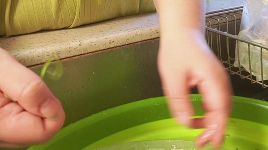 处理食材洗荷兰豆视频的预览图