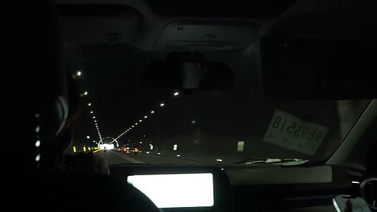 穿越隧道通道高速公路视频的预览图