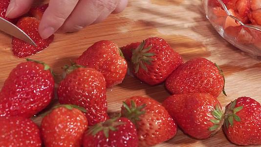 春季水果草莓视频的预览图
