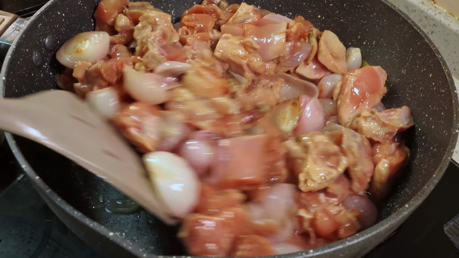 葱油焖鸡块视频的预览图