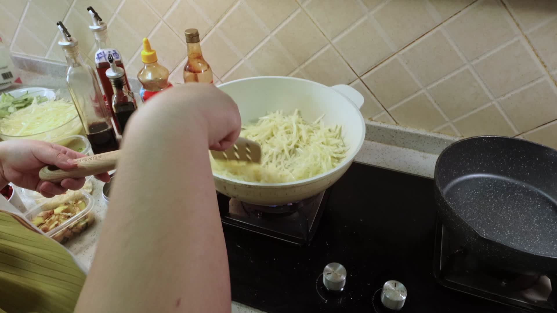 醋溜土豆丝家常美食视频的预览图