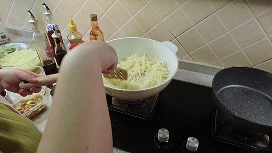 醋溜土豆丝家常美食视频的预览图