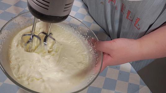 打发奶油电动打蛋器视频的预览图