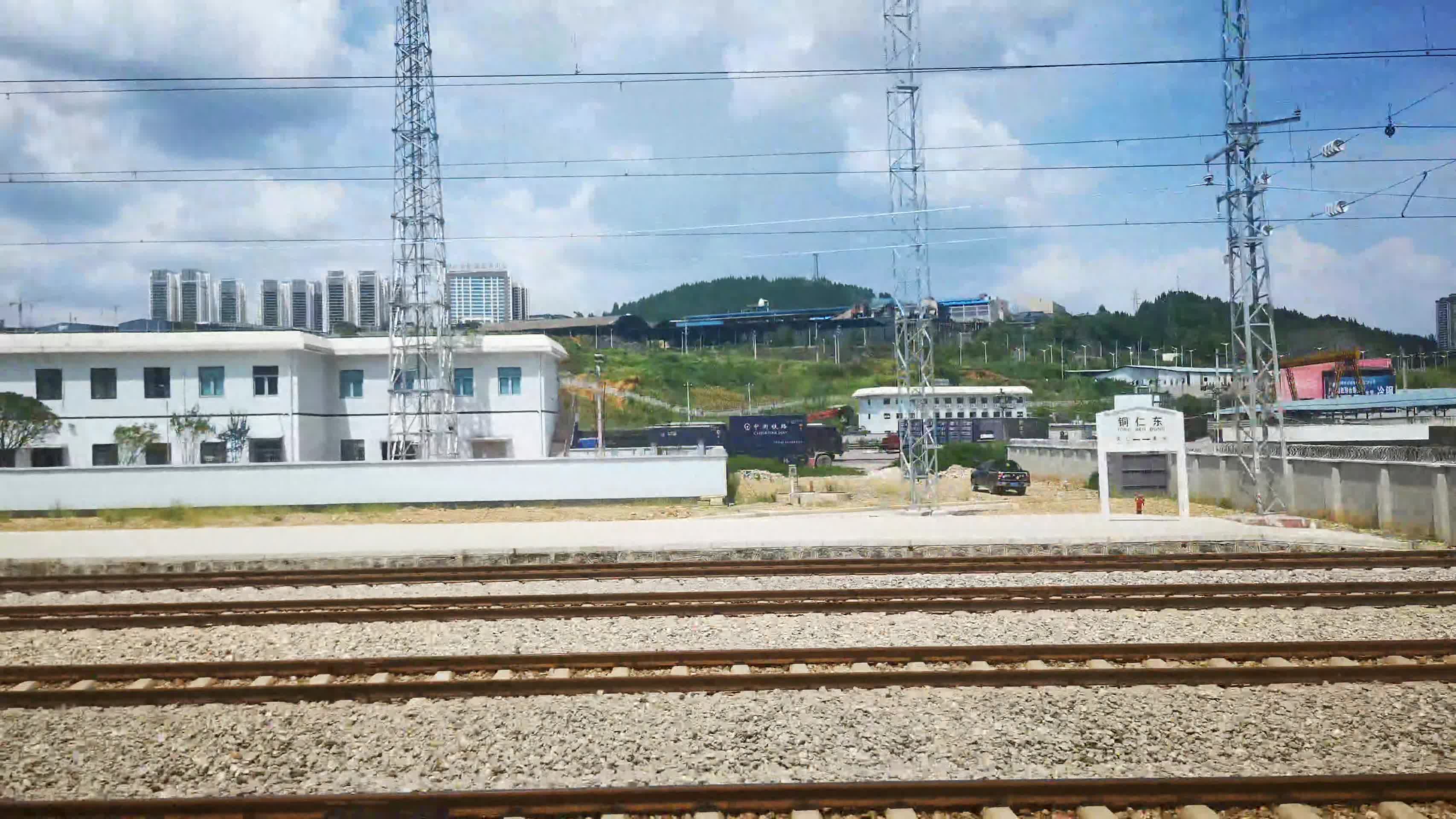 旅途火车窗外风景实拍视频的预览图