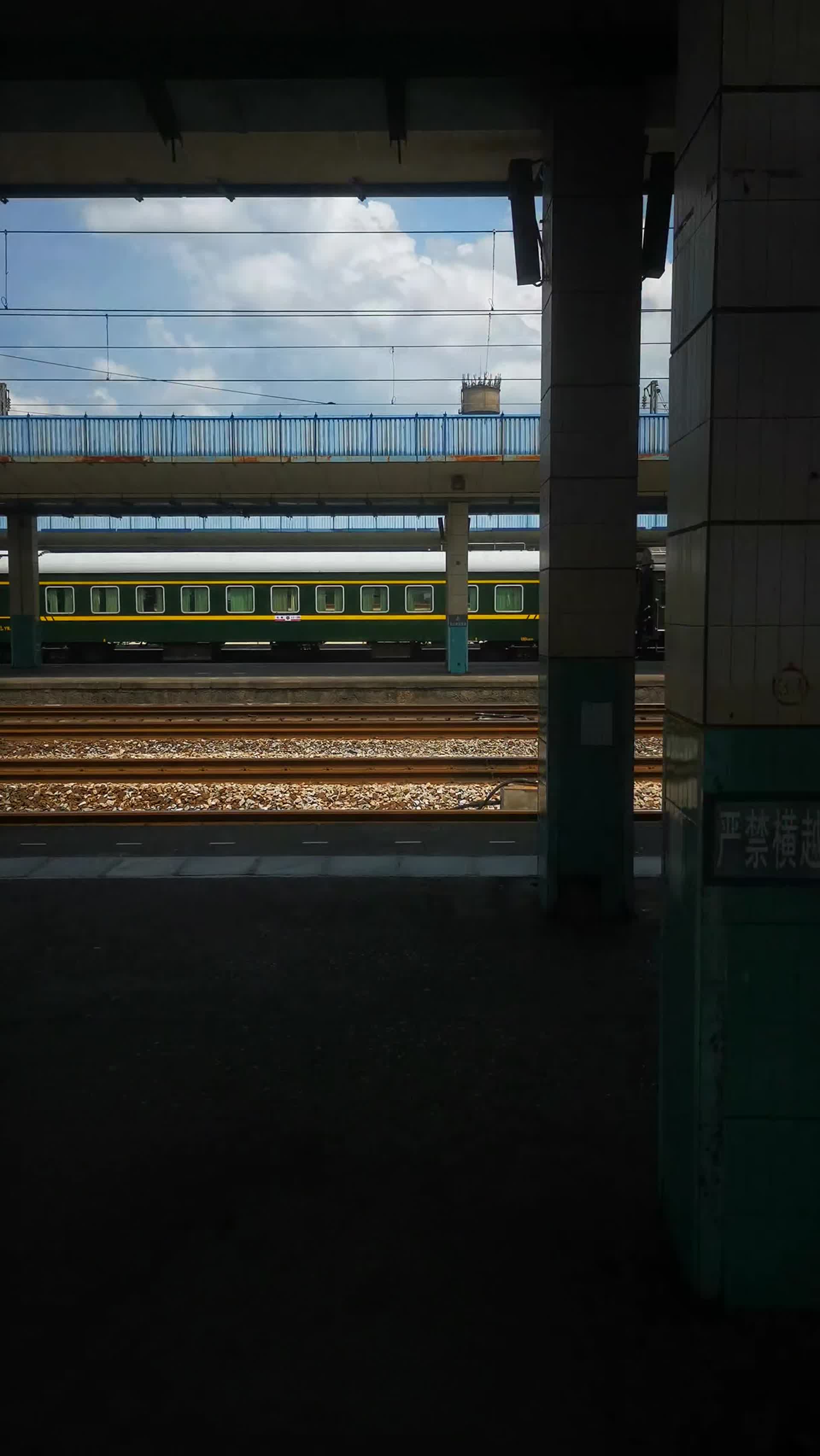 实拍火车窗外风景视频的预览图