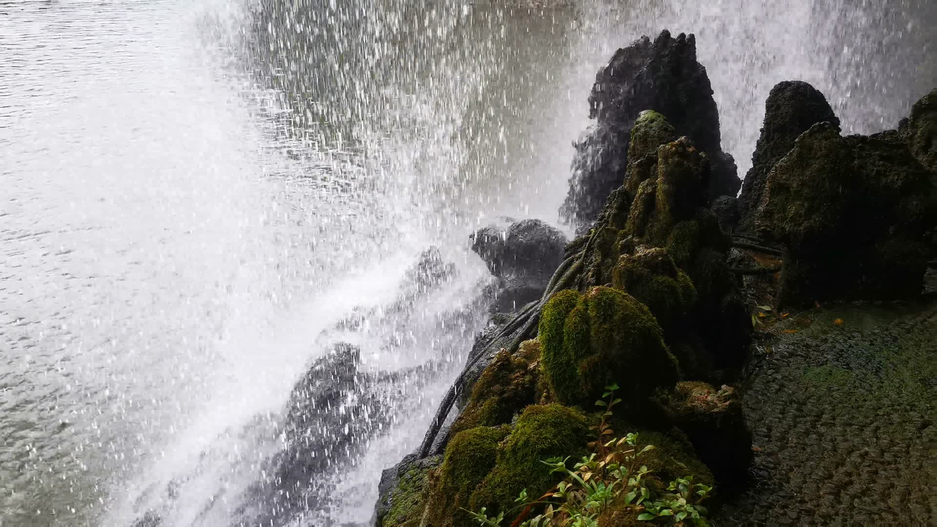 实拍瀑布流水湖南芙蓉镇视频的预览图