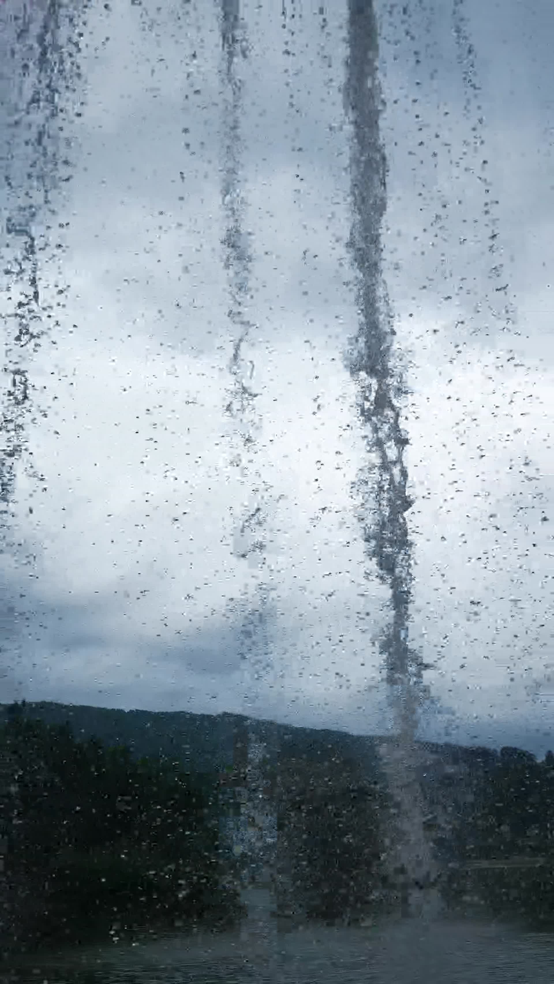 瀑布流水湖南芙蓉镇实拍视频的预览图