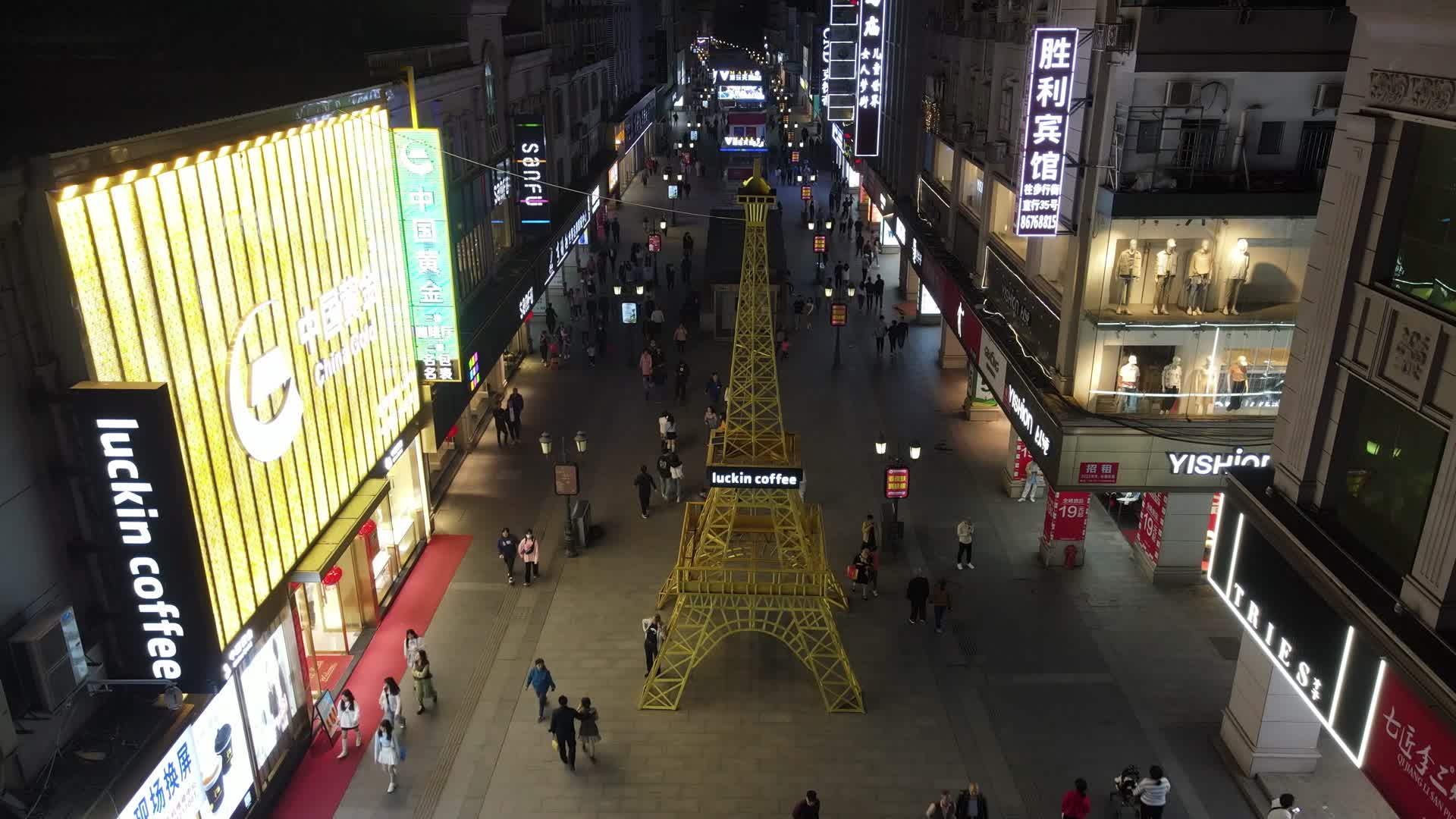 城市夜景步行街人流街景航拍视频的预览图