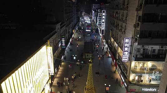 城市夜景步行街人流街景航拍视频的预览图