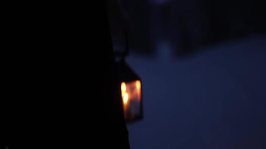 女人提灯笼夜晚森林积雪行走视频的预览图