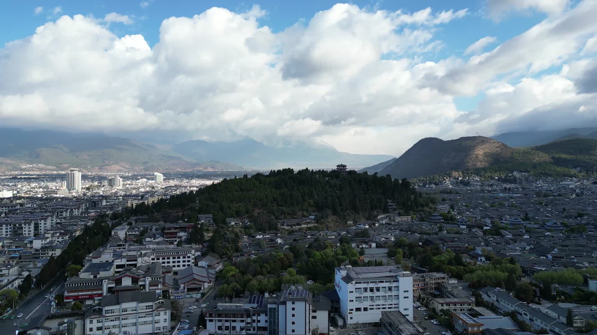 4K航拍云南丽江古城狮子山景区视频的预览图