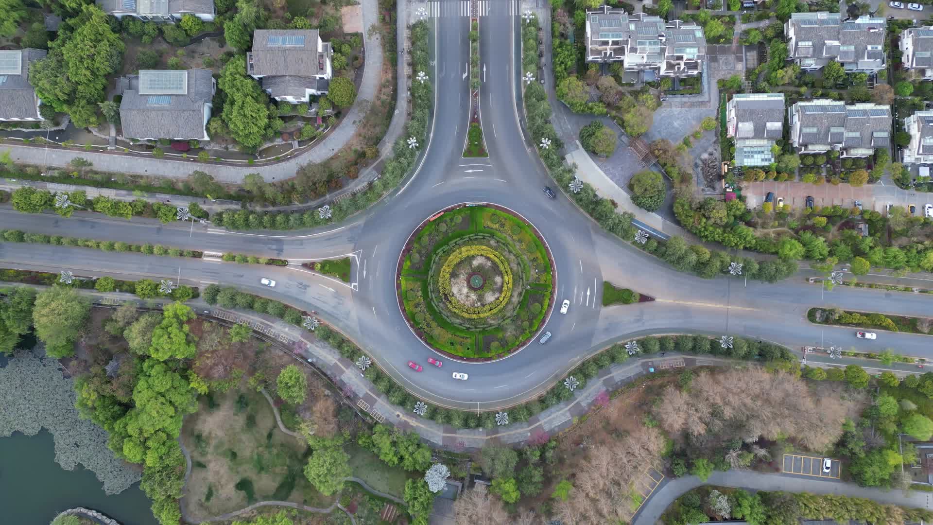 航拍云南丽江城市交通大道视频的预览图
