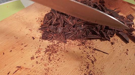 打开一包原料黑巧克力视频的预览图