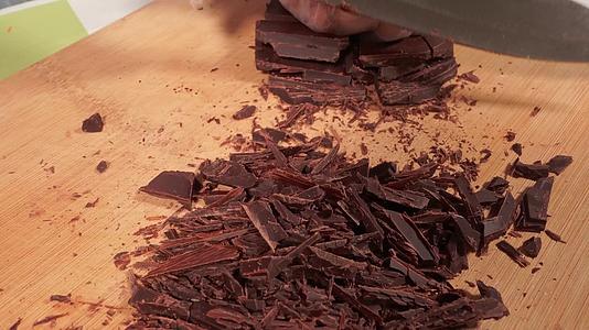 打开一包原料黑巧克力视频的预览图
