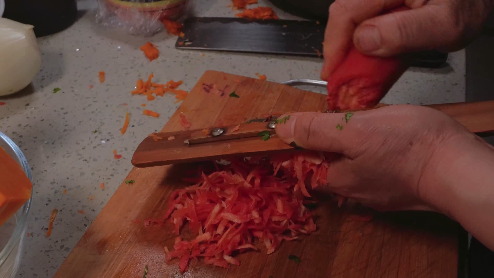 把胡萝卜擦丝做馅料视频的预览图
