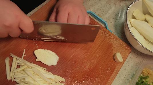 厨师刀工切片做饭切茭白视频的预览图