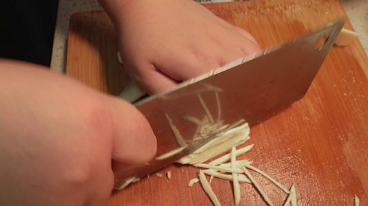 厨师刀工切片做饭切茭白视频的预览图