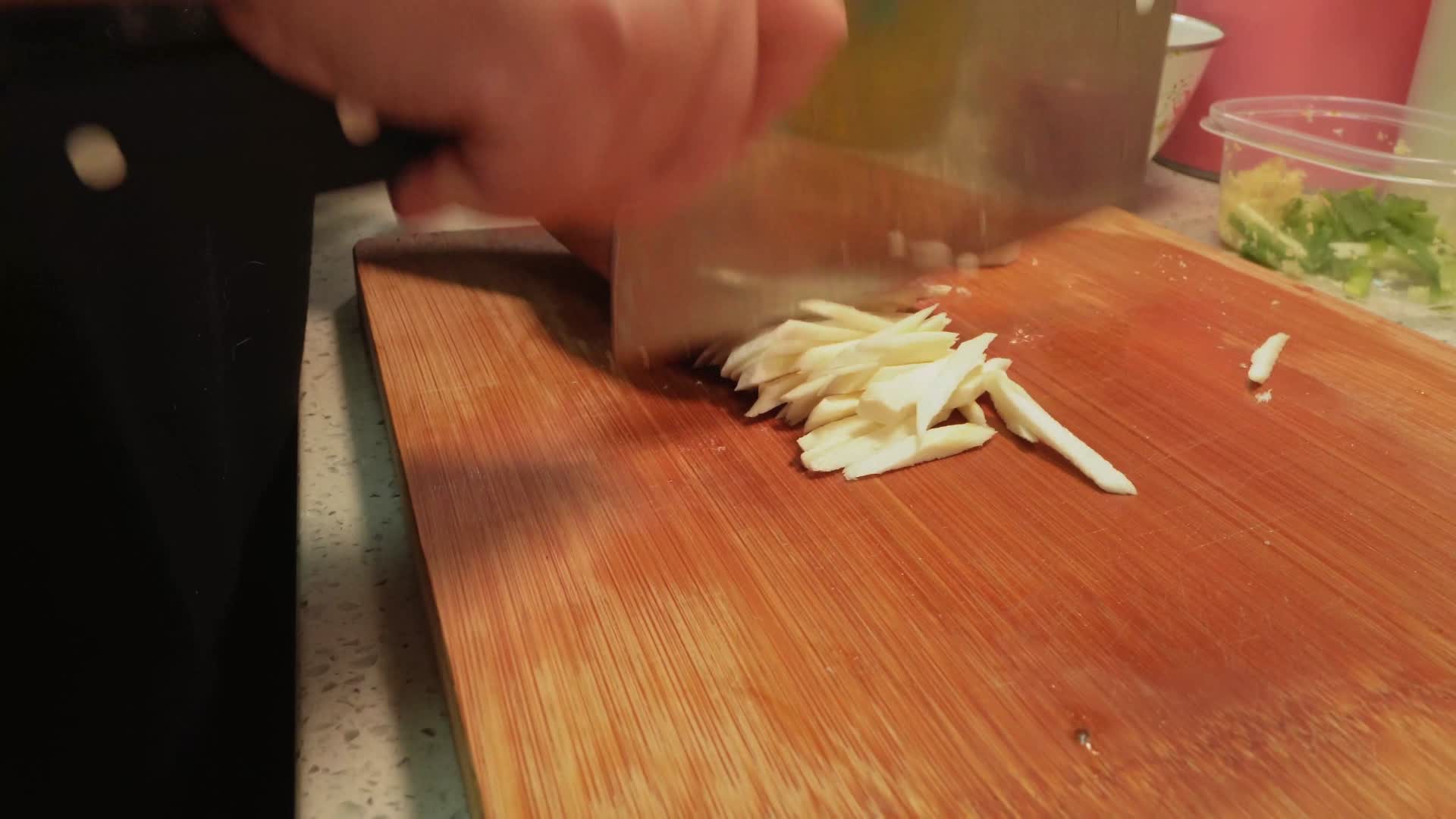 刀工切茭白视频的预览图
