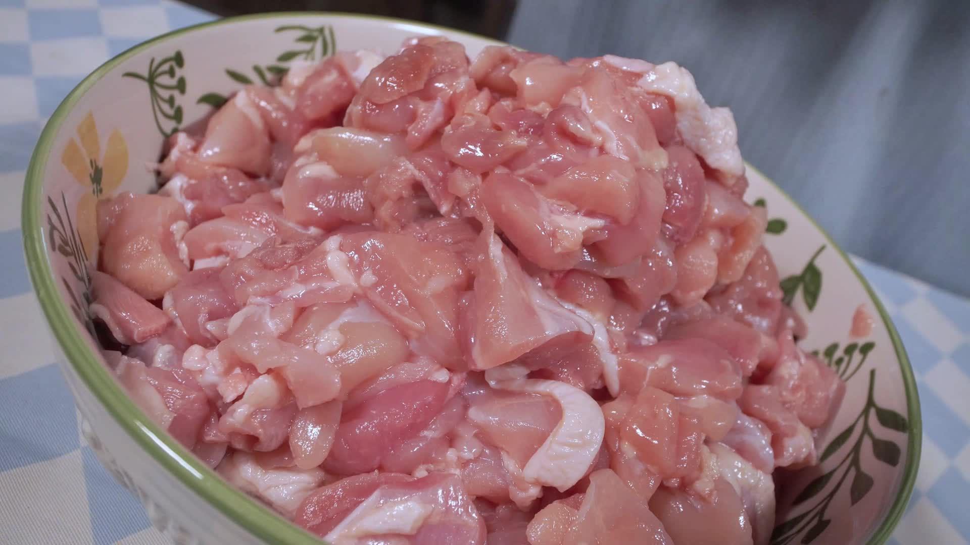 大块鸡腿肉上浆腌制视频的预览图