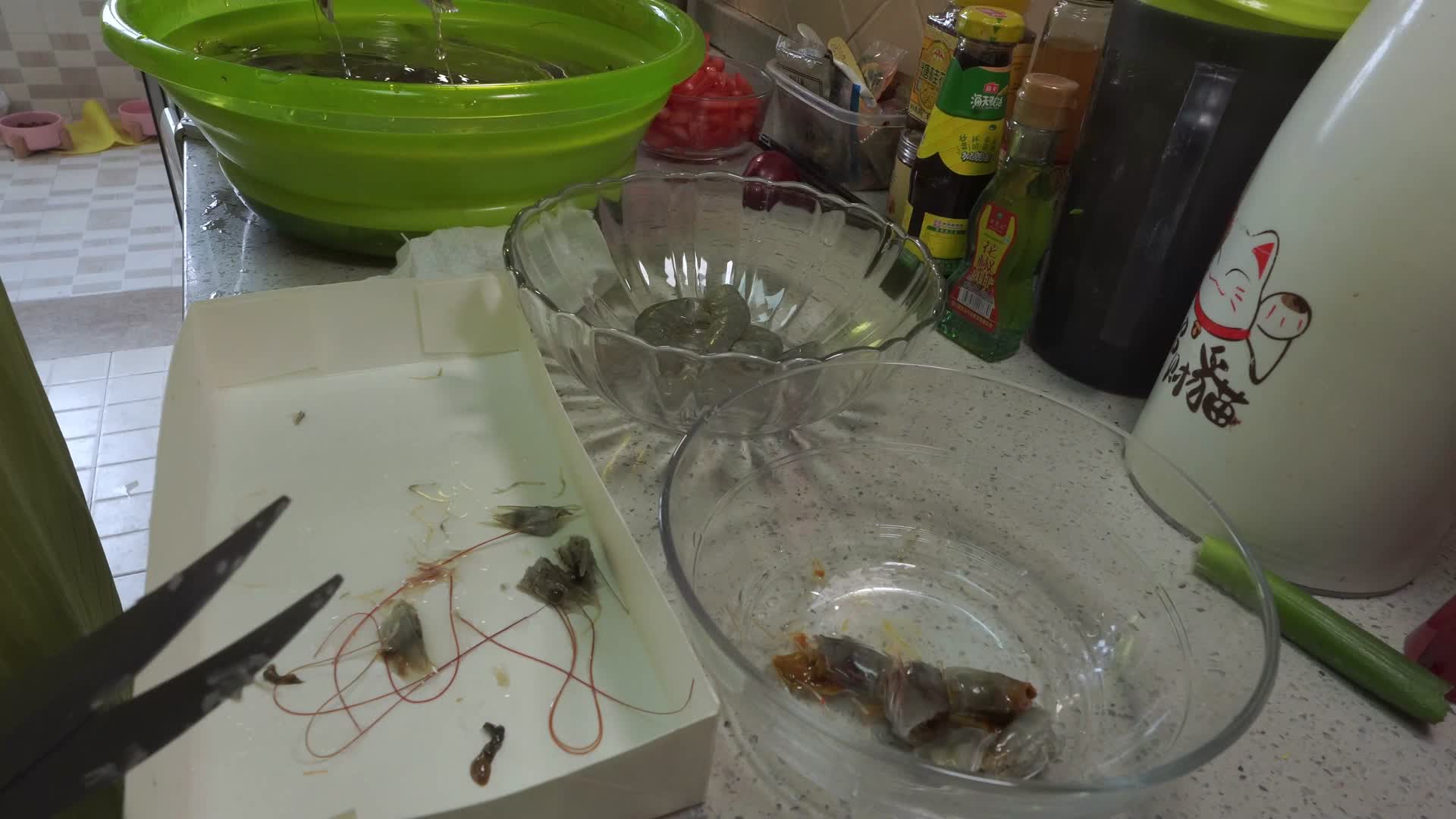 大虾过水清洗虾头虾线视频的预览图