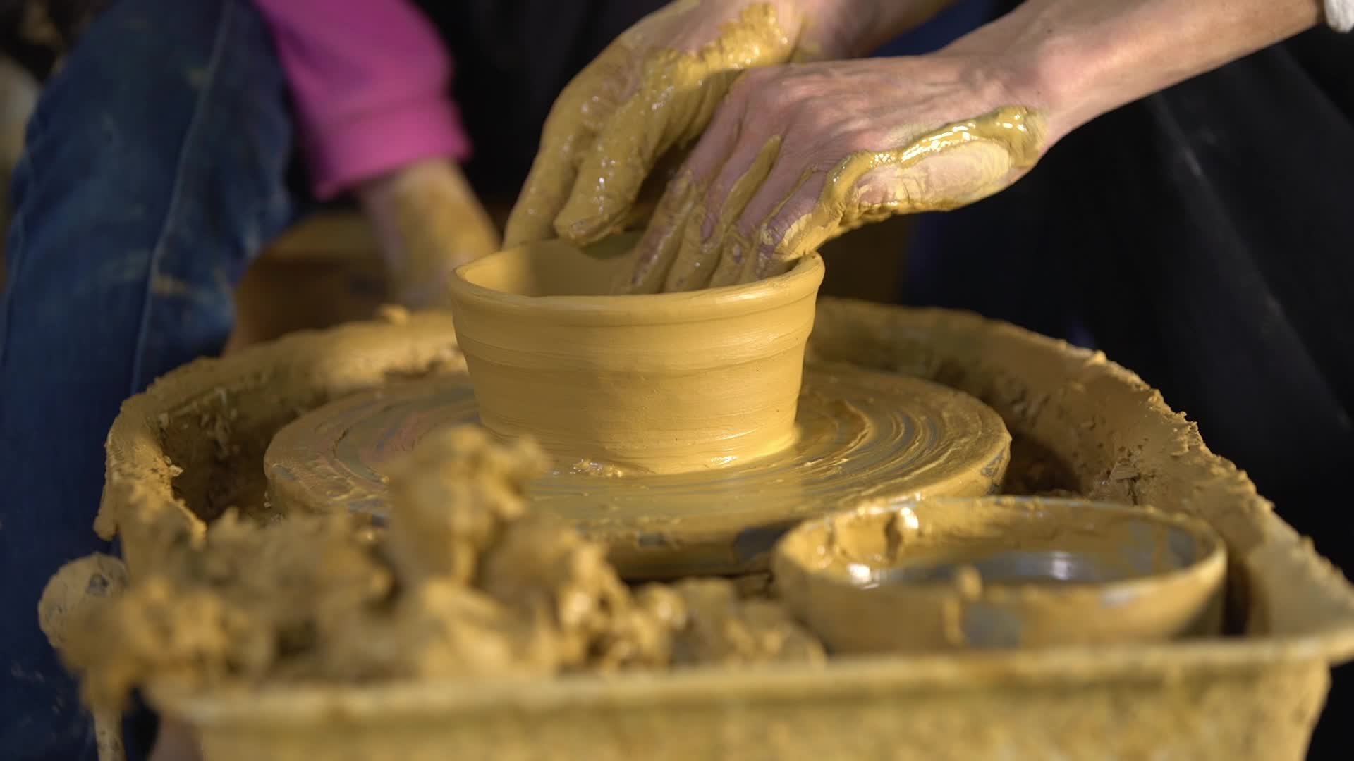 工匠教小朋友制作陶器视频的预览图