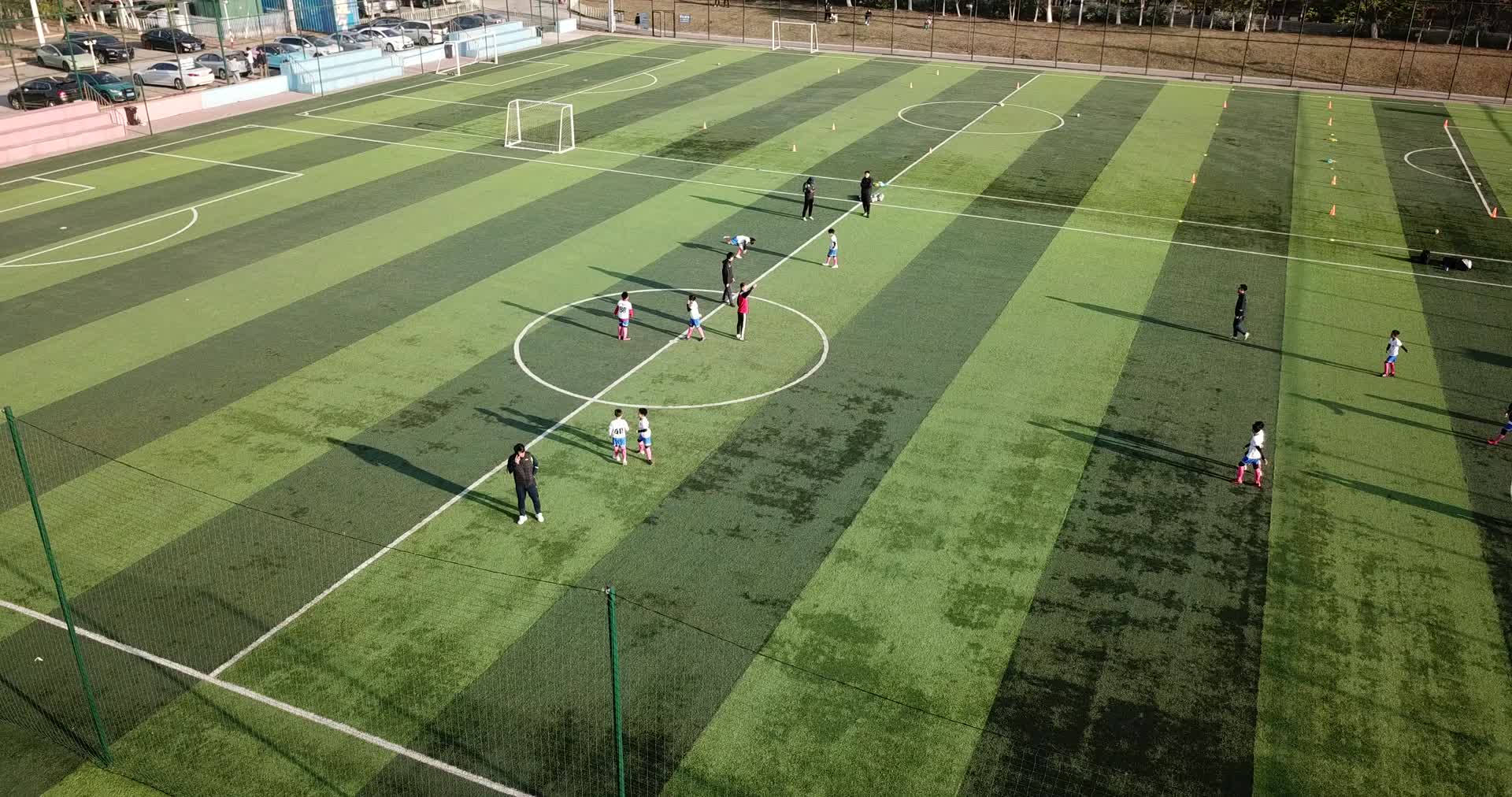 航拍少年足球场训练视频的预览图