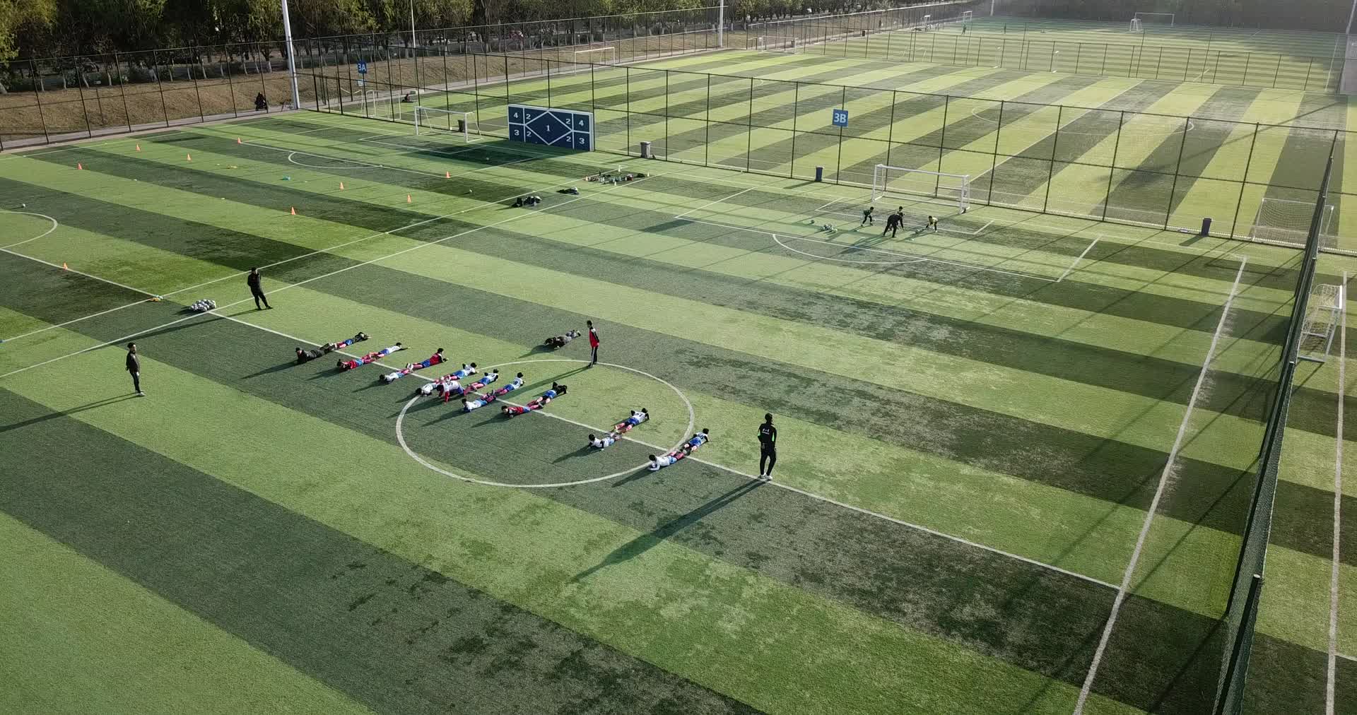 航拍少年足球场训练视频的预览图