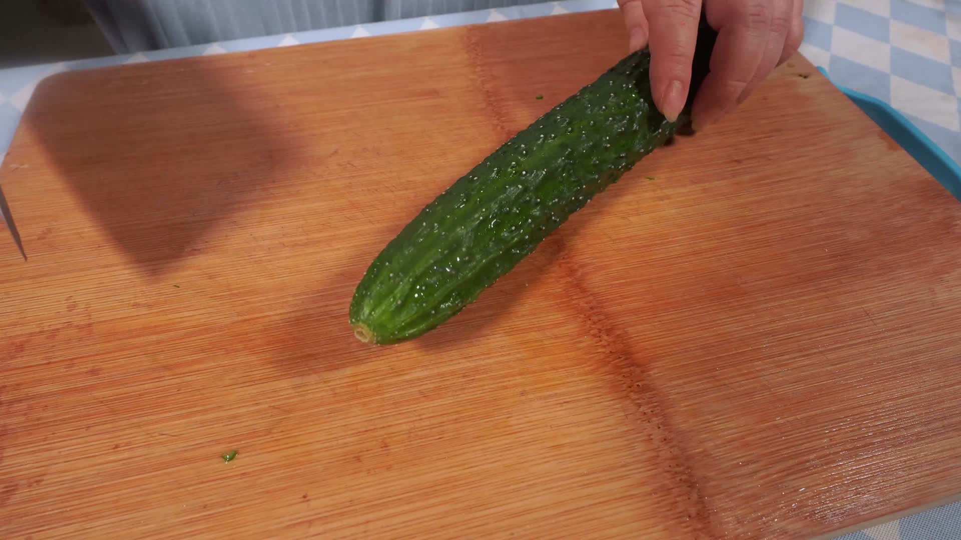 刀工切黄瓜丁视频的预览图