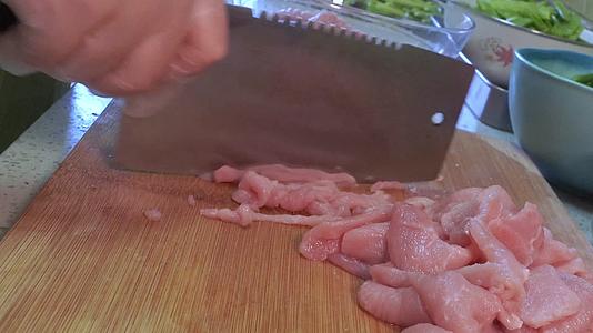 刀工切肉片里脊肉视频的预览图