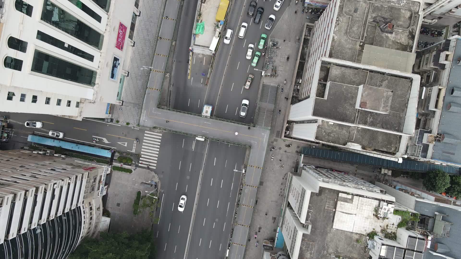 城市高楼交通航拍视频的预览图