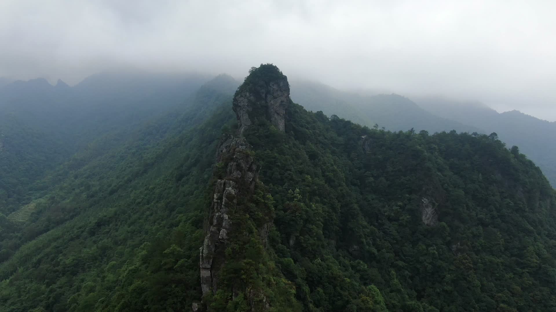 航拍高山山川自然风光视频的预览图