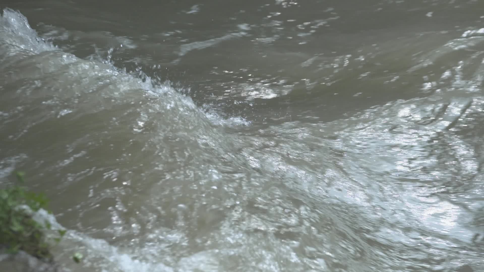 流水冲击河岸掀起波澜视频的预览图