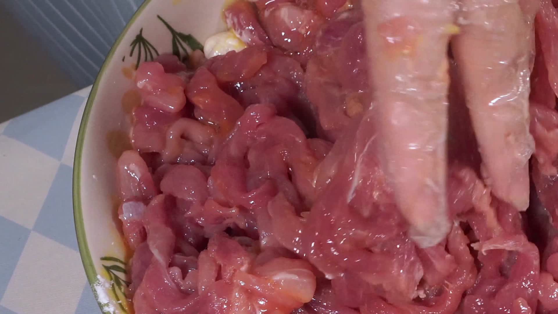 淀粉裹肉丝上浆视频的预览图