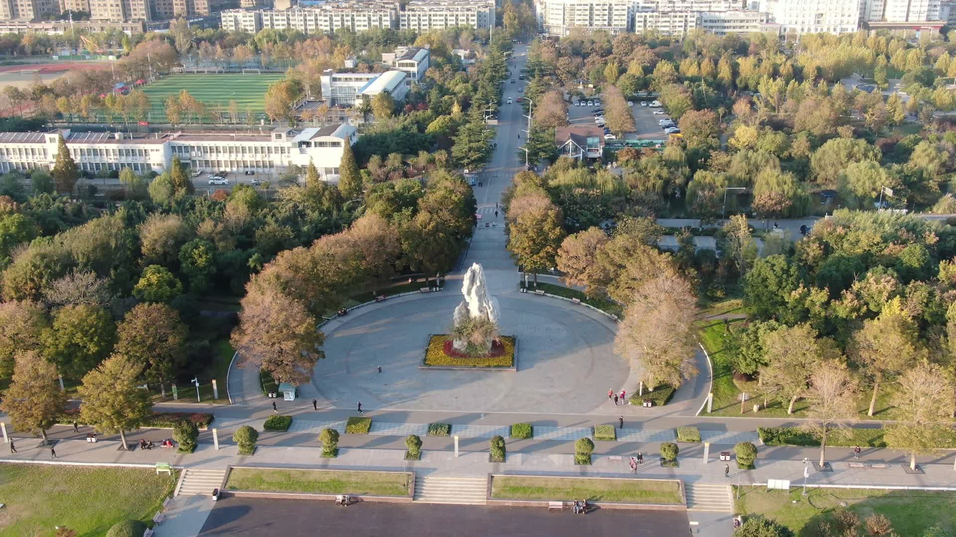航拍江苏徐州滨湖公园寿石广场视频的预览图