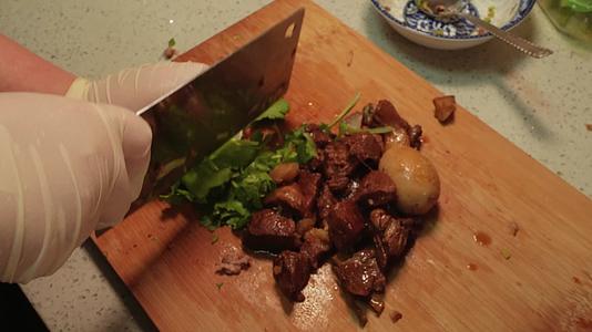 炖肉制作肉夹馍视频的预览图