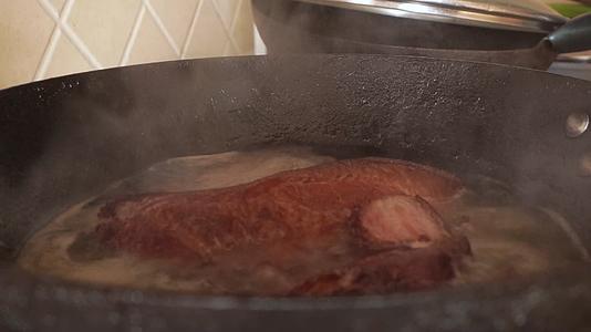 炖煮老腊肉熏肉视频的预览图