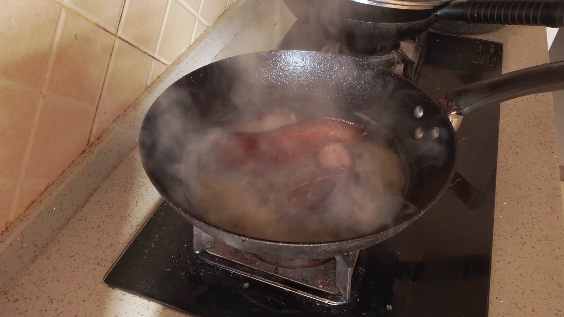 炖煮老腊肉熏肉视频的预览图
