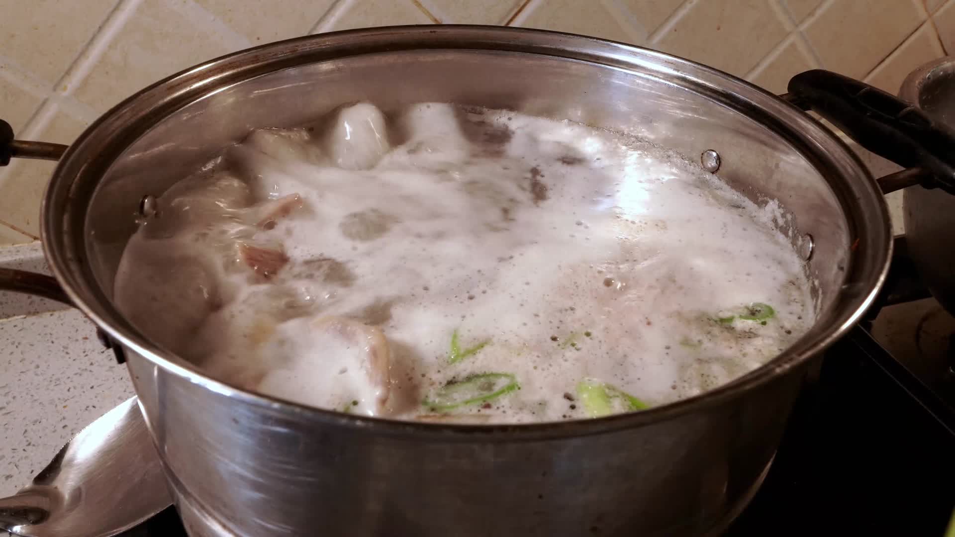 炖煮鸭货卤制鸭货视频的预览图