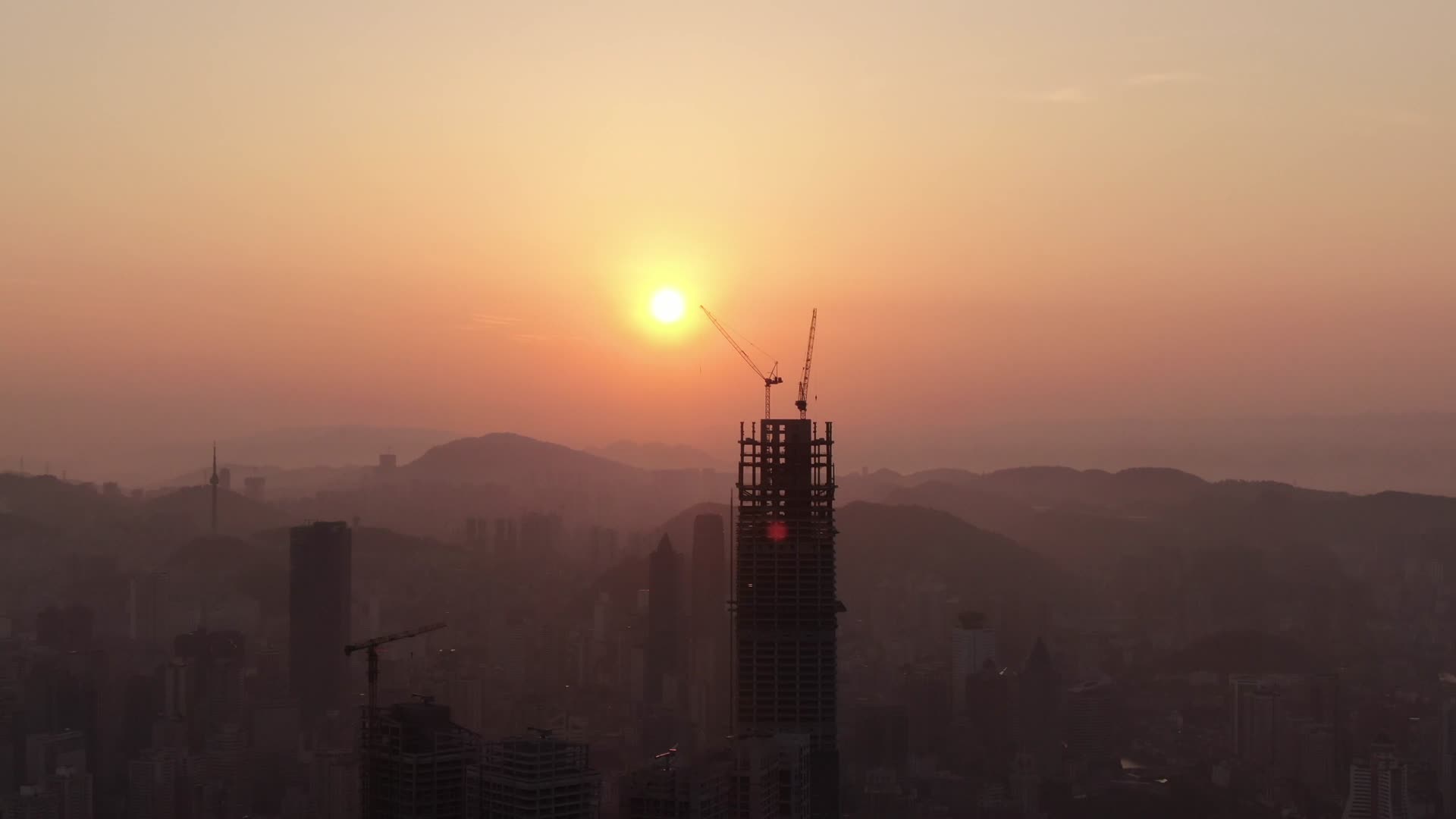航拍贵阳城市高楼吊塔日出彩霞视频的预览图