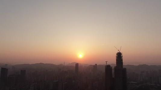 航拍贵阳城市高楼吊塔日出彩霞视频的预览图