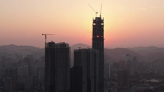 航拍城市高楼吊塔日出彩霞视频的预览图