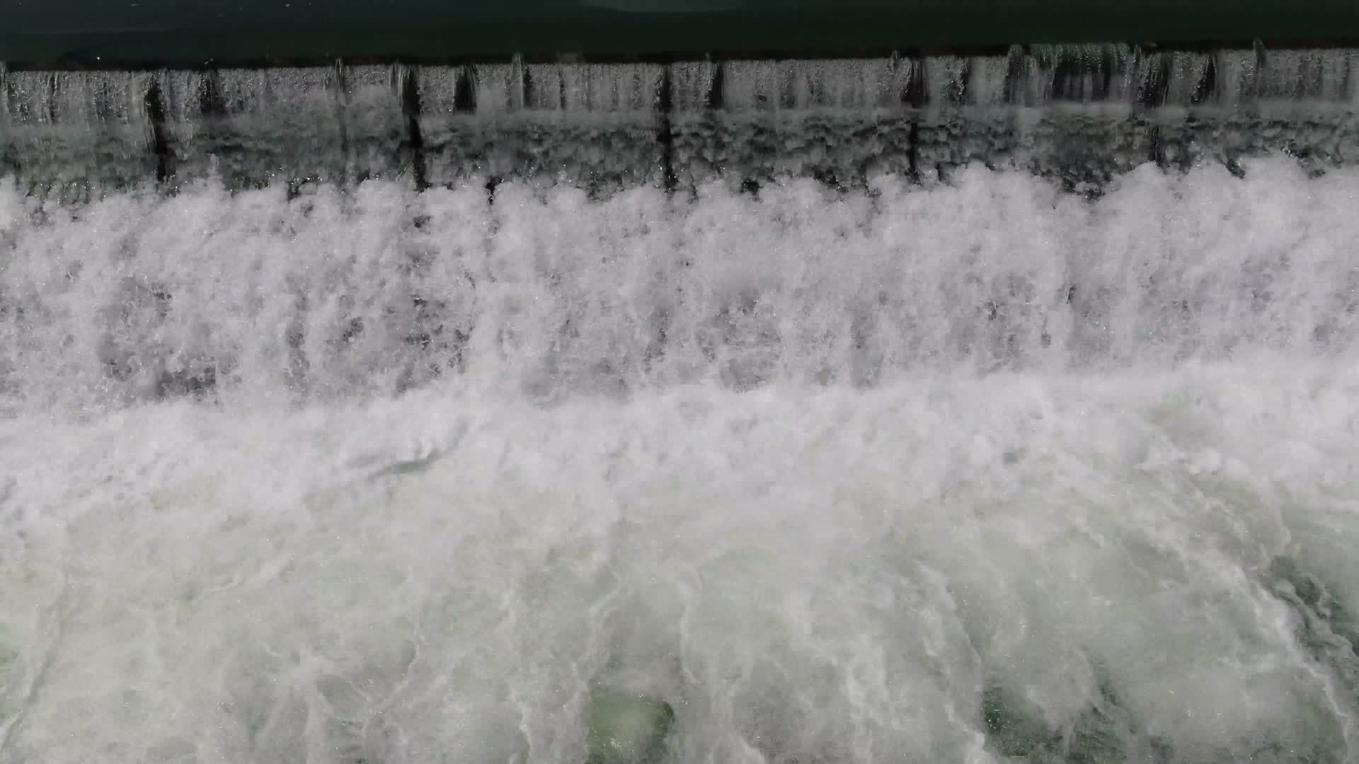 4K江流河流瀑布流水视频的预览图