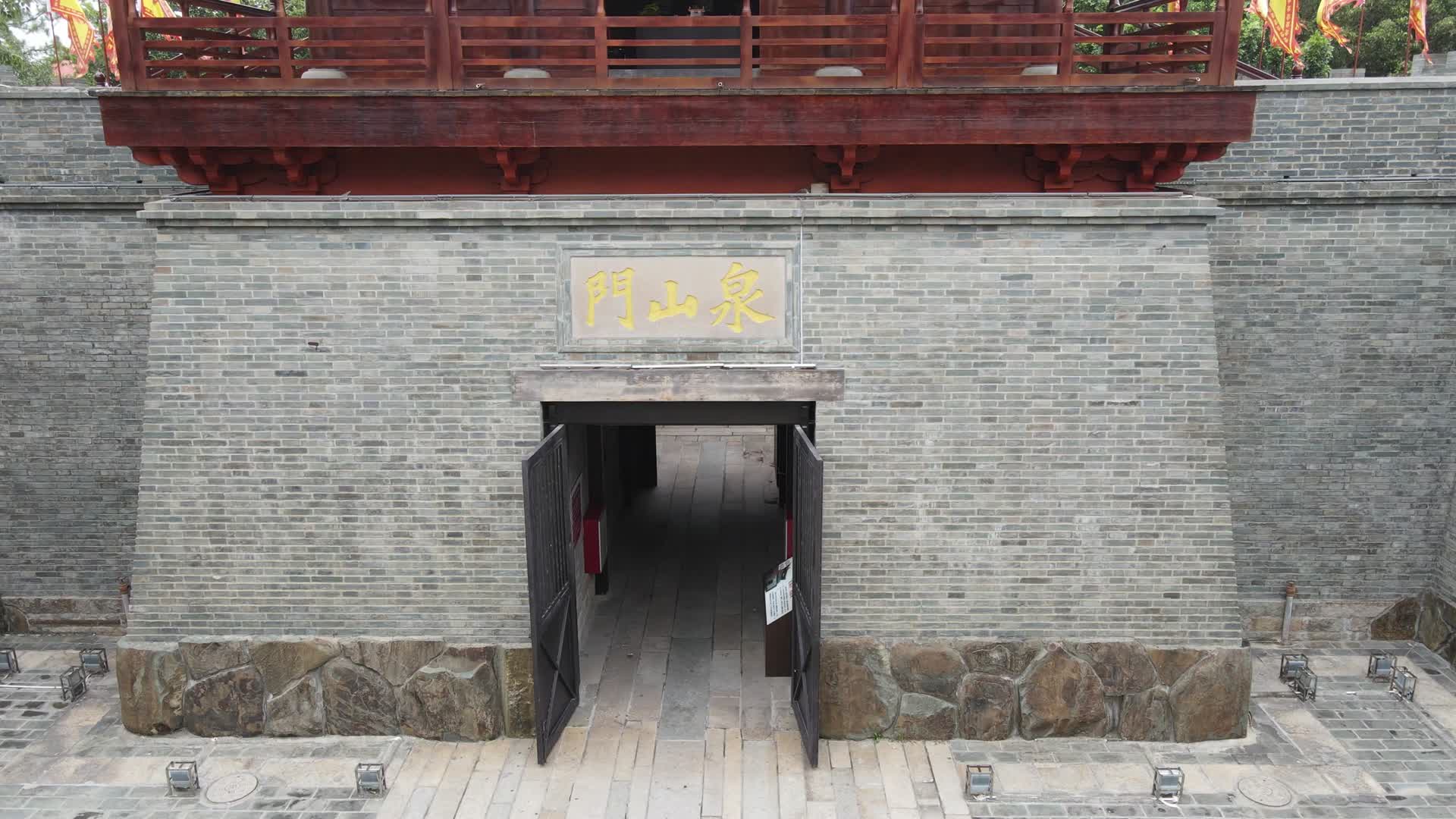 航拍福建泉州古城古城门泉山门视频的预览图
