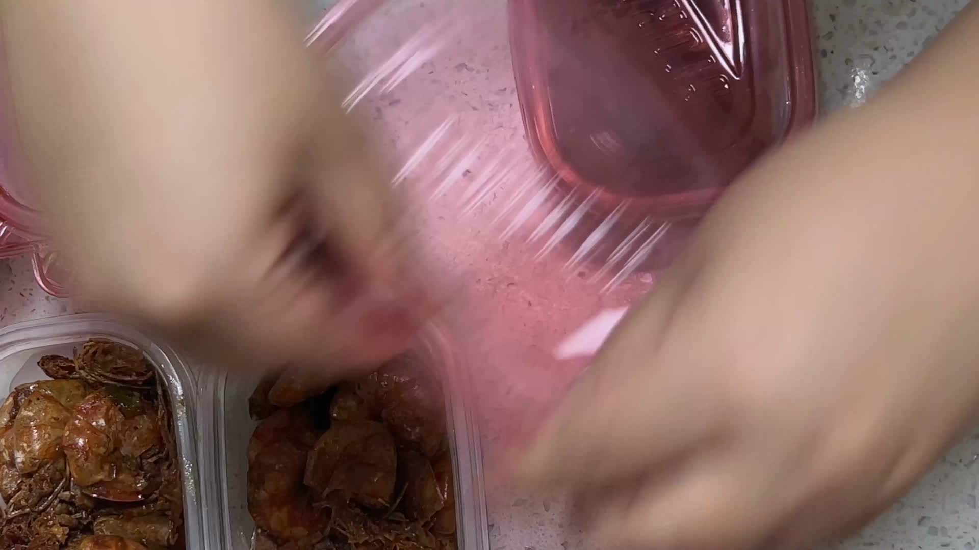 饭盒打包油焖大虾视频的预览图